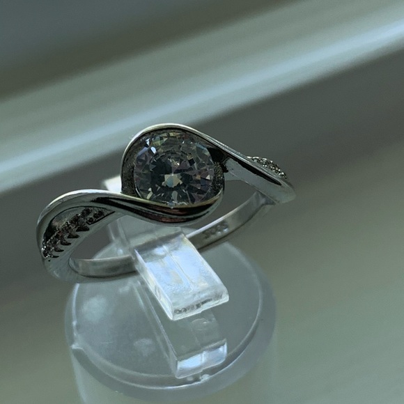 Classic Engagement Cubic Zircon Ring gorgeous - Picture 7 of 8